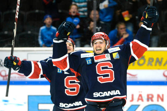 Södertäljes Jacob Dahlström (th) jublar