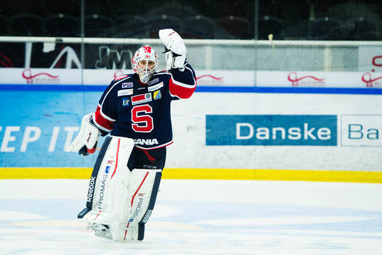 Södertäljes målvakt Tim Sandberg dansar framför klacken