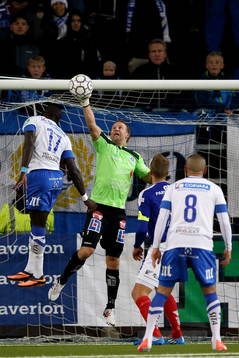 Åtvidabergs målvakt Henrik Gustavsson räddar bollen