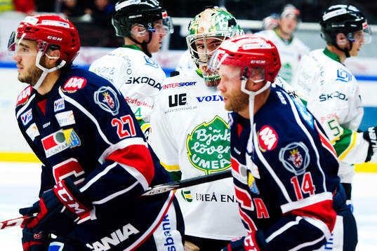 Björklövens målvakt Kevin Lindskoug deppar