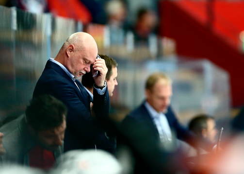 tränare Roger Melin tar sig för pannan