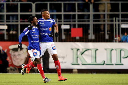 Åtvidabergs Mohamed Abubakari och Ricardo Santos jublar