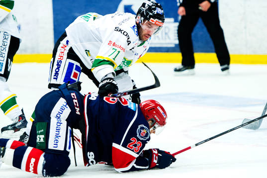 Björklövens Alexander Ribbenstrandtrycker ner