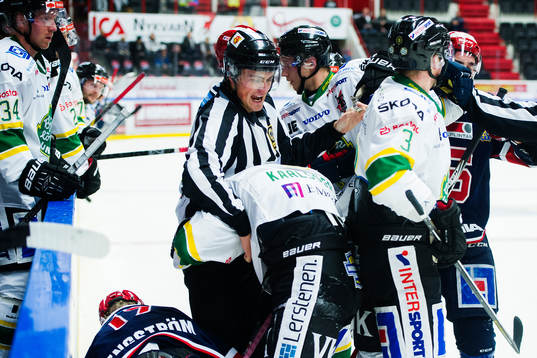 Linjedomare försöker lugna ner spelarna
