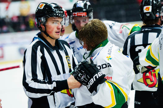 Linjedomaren hjälper Björklövens Kim Karlsson att få