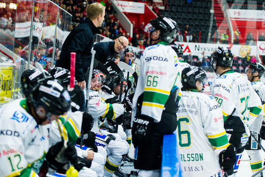 Björklövens tränare Mats Waltin instruerar laget
