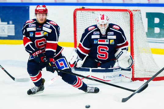 Södertäljes Jonathan Carlsson täcker ett skott