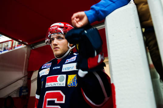 Södertäljes Jesper Thörnberg hälsar på en supporter