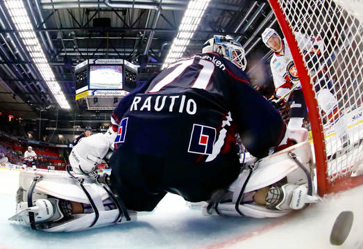 Linköpings David Rautio släpper in pucken
