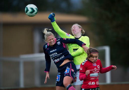Kristianstads målvakt Hedvig Lindahl boxar undan i matchen