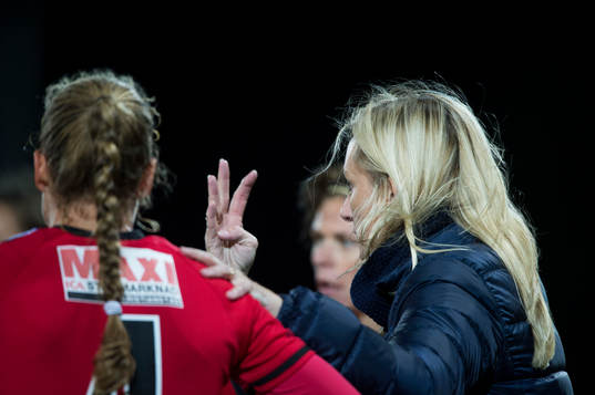 Kristianstads tränare Elisabet Gunnarsdottir signalerar