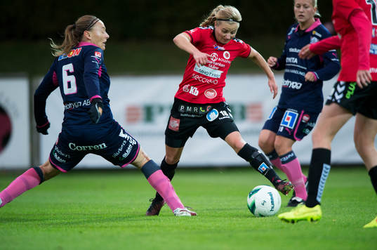 Kristianstads Gudny Björk Odinsdottir tar sig förbi