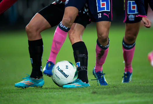 Kamp om bollen i matchen i damallsvenskan mellan