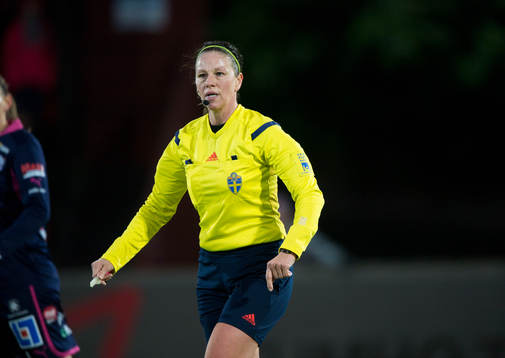 Domaren Annika Andric i matchen i damallsvenskan mellan