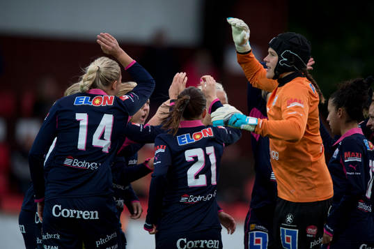 Linköpings målvakt Katlynn Fraine och hennes lagkamrater
