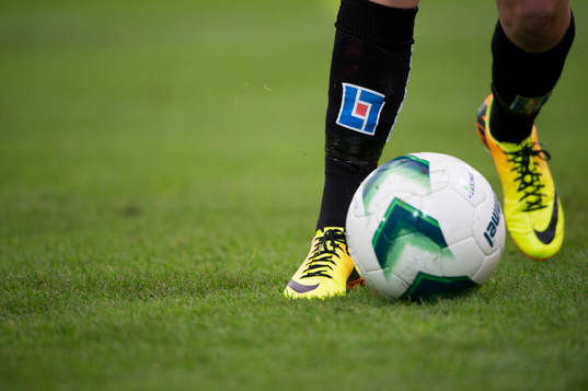 Fotbollsskor Nike och fotboll Hummel  i matchen i