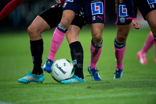 Kamp om bollen i matchen i damallsvenskan mellan