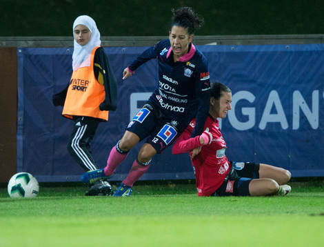 Linköpings Claudia Teresa Neto Pires och en bollkalla  i