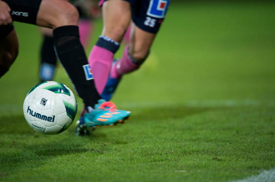 Fotboll Hummel och fotbollsskor Adidas i matchen i