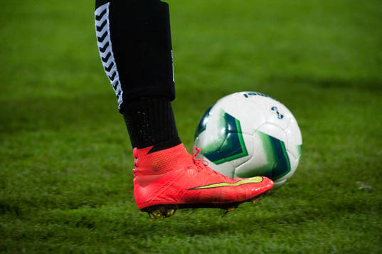 Nydesignad fotbollssko Nike med bollen klistrad vid foten i