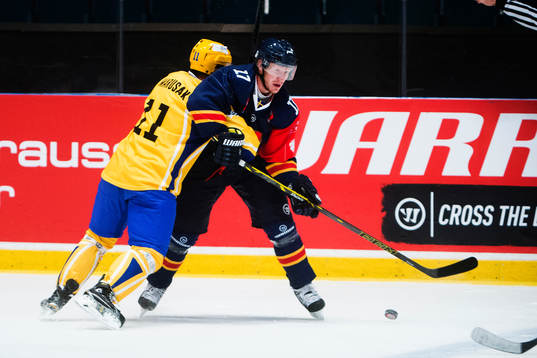 Zlins Jiri Marusak håller fast Djurgårdens Henrik Eriksson