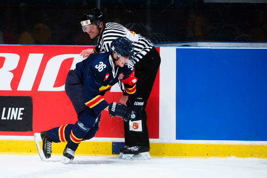 Djurgårdens Philip Holm ramlar in i linjedomaren