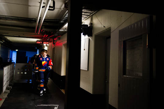 Djurgårdens Markus Ljungh på väg in på isen