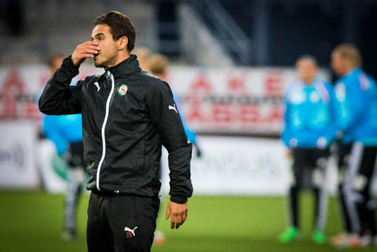Örebros Nordin Gerzic deppar innan matchen mellan Örebro