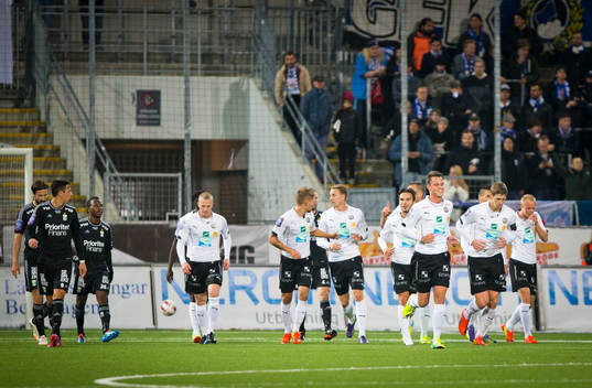 Örebros Erik Moberg gör 1-1 och jublar mellan Örebro och