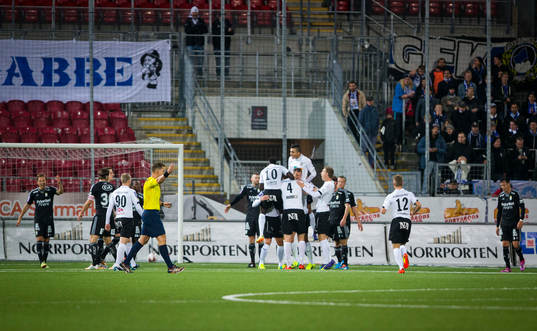 Örebros Erik Moberg gör 1-1 och jublar mellan Örebro och