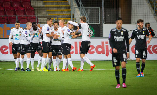 Örebros Marcus Pode gör 2-1 och jublar mellan Örebro och