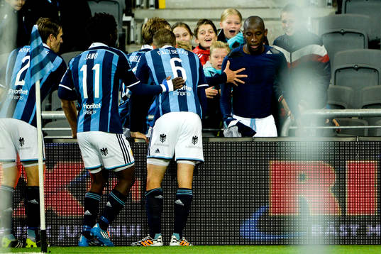 Djurgårdens Mark Mayambela jublar