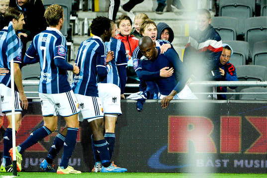 Djurgårdens Mark Mayambela jublar