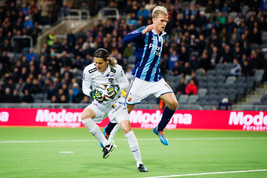 Djurgårdens Sebastian Andersson springer in i Falkenbergs