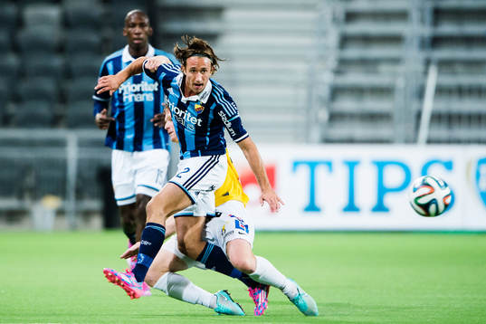 Djurgårdens Philip Hellqvist i en duell med Falkenbergs