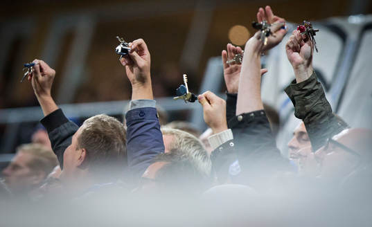 IFK Göteborgs supportrarna håller upp nycklar mellan