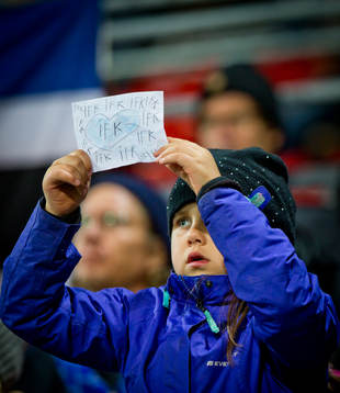 En ung IFK Göteborgs supportrarna håller upp en teckning