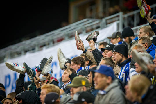 IFK Göteborgs supportrarna håller upp skor mellan Örebro