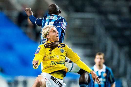 Djurgårdens Mark Mayambela fastnar med armen runt
