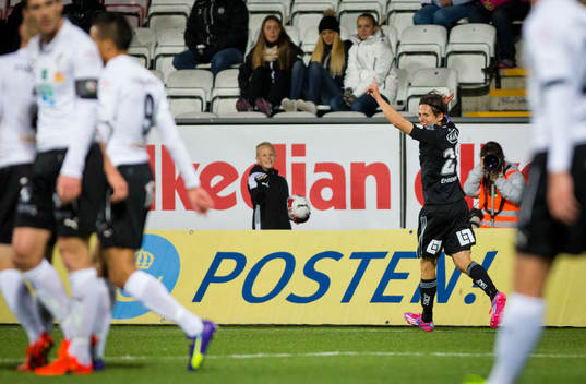 IFK Göteborgs Lasse Vibe gör 0-1 och jublar mellan
