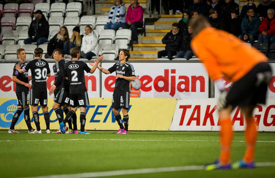 IFK Göteborgs Lasse Vibe gör 0-1 och jublar och Örebros