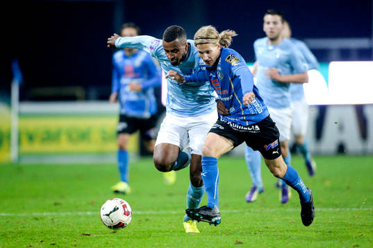 Malmö FFs Isaac Kiese Thelin och Halmstads Oliver