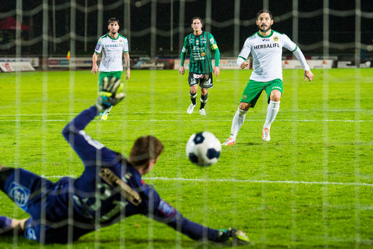 Hammarbys Pablo Pinones-Arce slår en straff som Varbergs