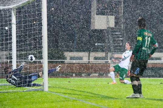 Hammarbys Linus Hallenius skjuter men Varbergs Joakim Wulff