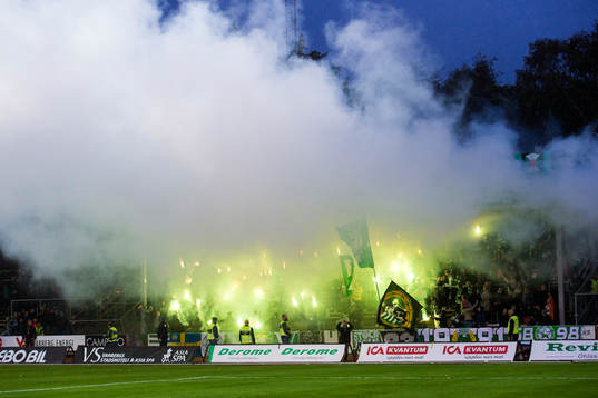 Hammarbys klack tänder bengaler innan fotbollsmatchen i