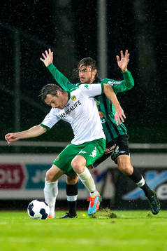 Hammarbys Johan Persson håller undan för Varbergs Robin