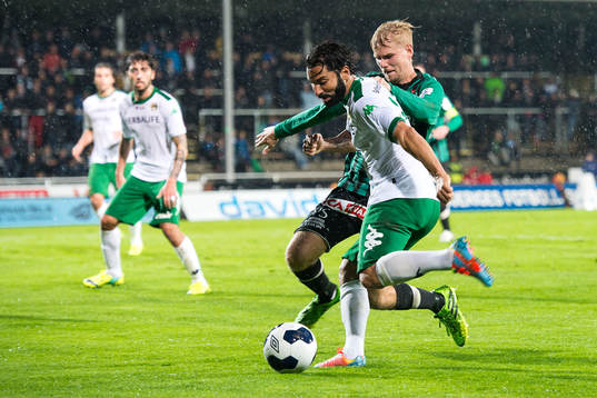 Hammarbys Stefan Batan går förbi Varbergs Erik Lund
