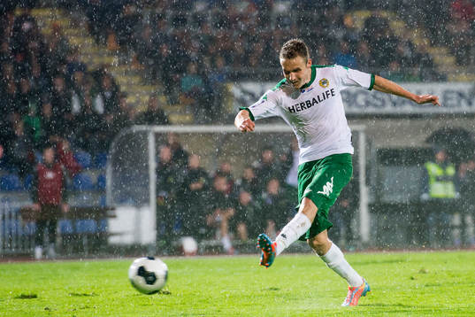 Hammarbys Fredrik Torsteinbø testar skott