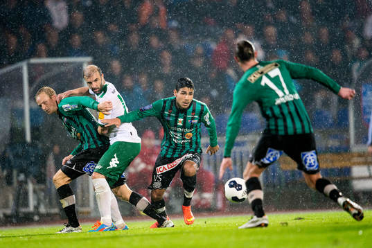 Varbergs Hosam Aiesh håller undan för Hammarbys Kennedy