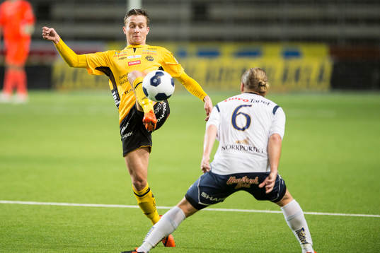 Elfsborgs Adam Lundqvist och Gefles Jesper Florén (rygg